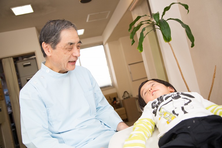 院長と子供患者の写真